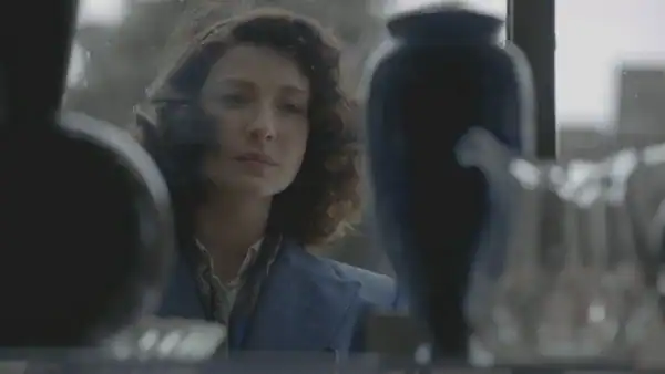 Jarrón azul con flores de nomeolvides en la escena post-créditos de Outlander, el mismo que Claire ve en el primer episodio
