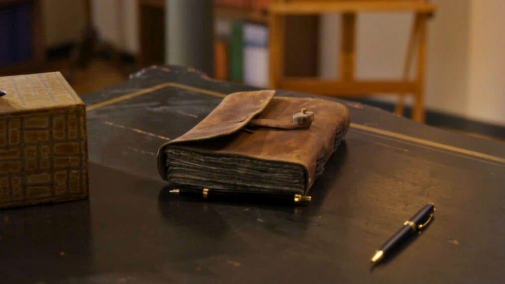 Diana Gabaldon sostiene la libreta de Claire en la escena post-créditos del final de Outlander 8x10
