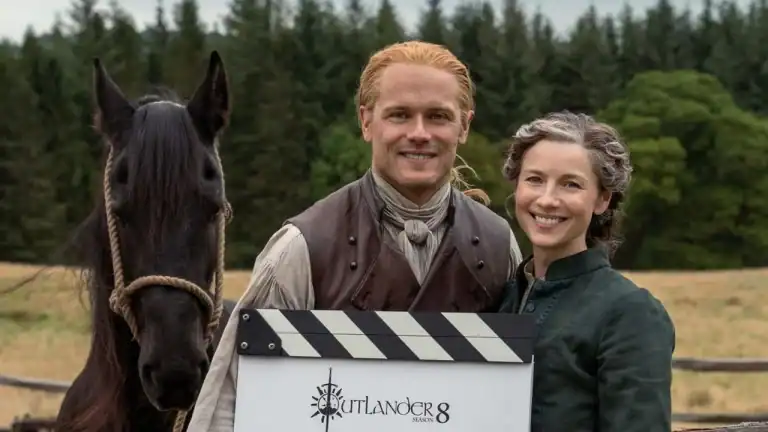 Sam Heughan y Caitriona Balfe en el rodaje del episodio final de Outlander temporada 8