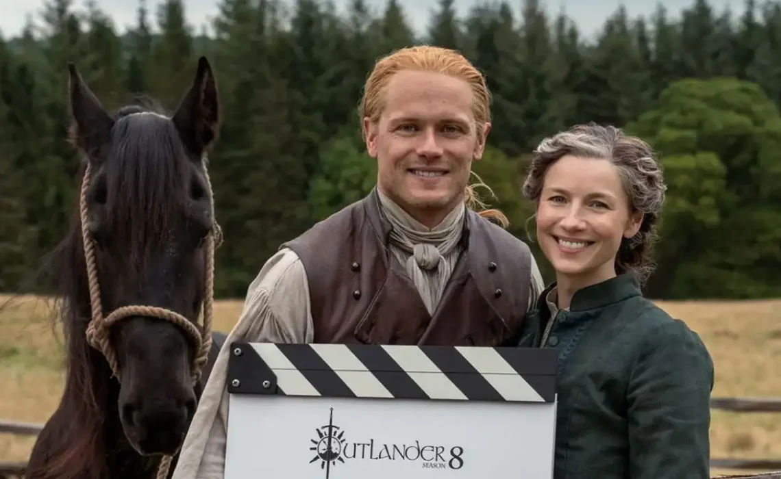 Sam Heughan y Caitriona Balfe en el rodaje del episodio final de Outlander temporada 8